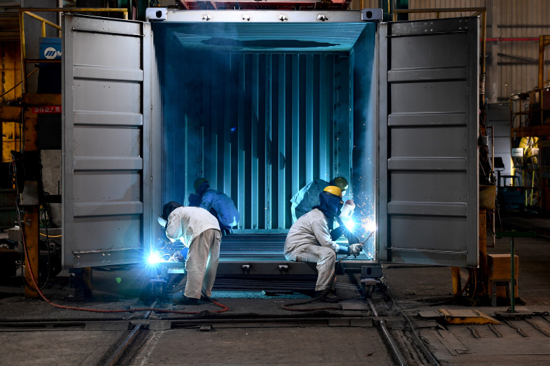 3月28日,在漳州中集集装箱有限公司生产车间内,工人焊接生产集装箱.