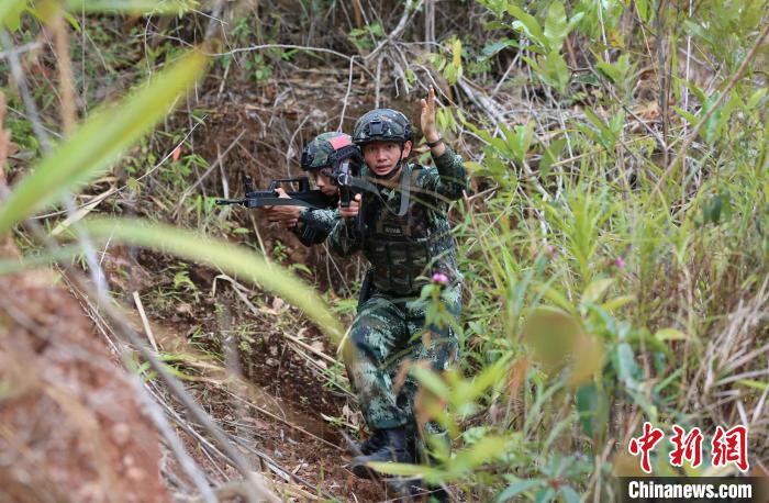 云南武警特战队员丛林演练 锻造反恐"尖刀"