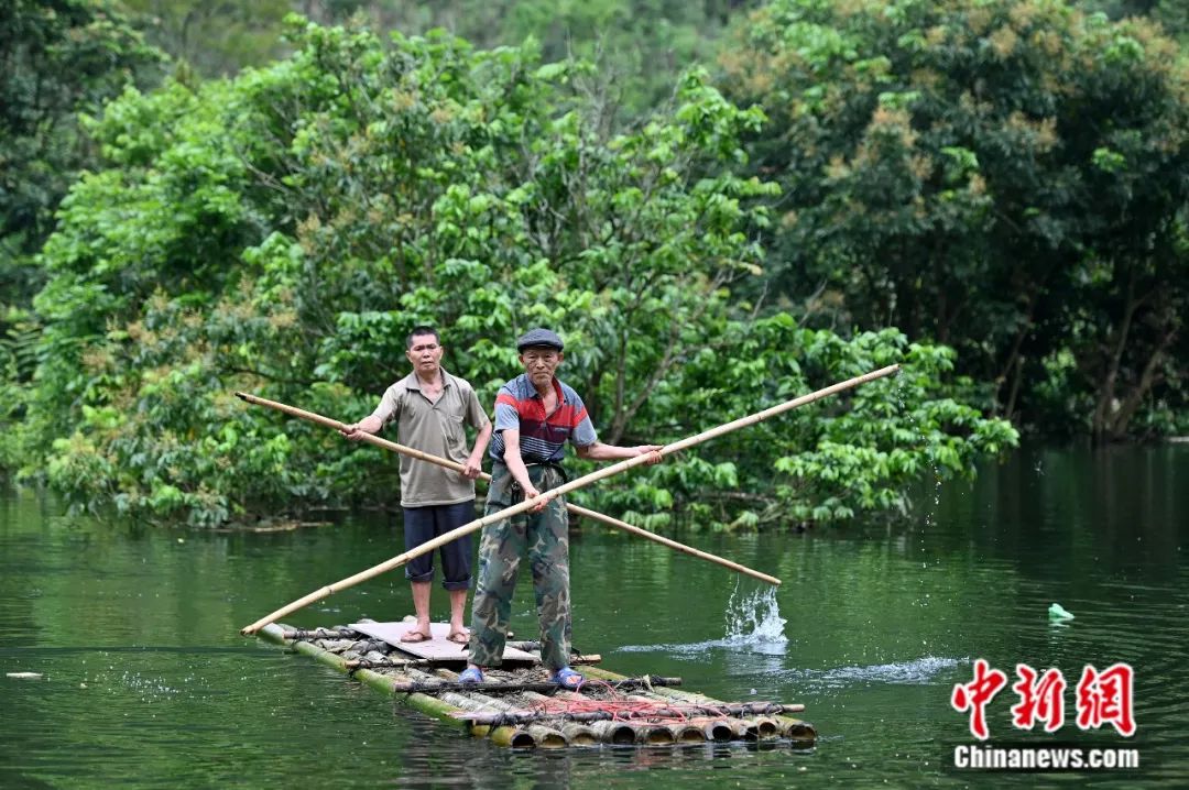 一些村民还自制了竹筏,撑着竹篙去查看