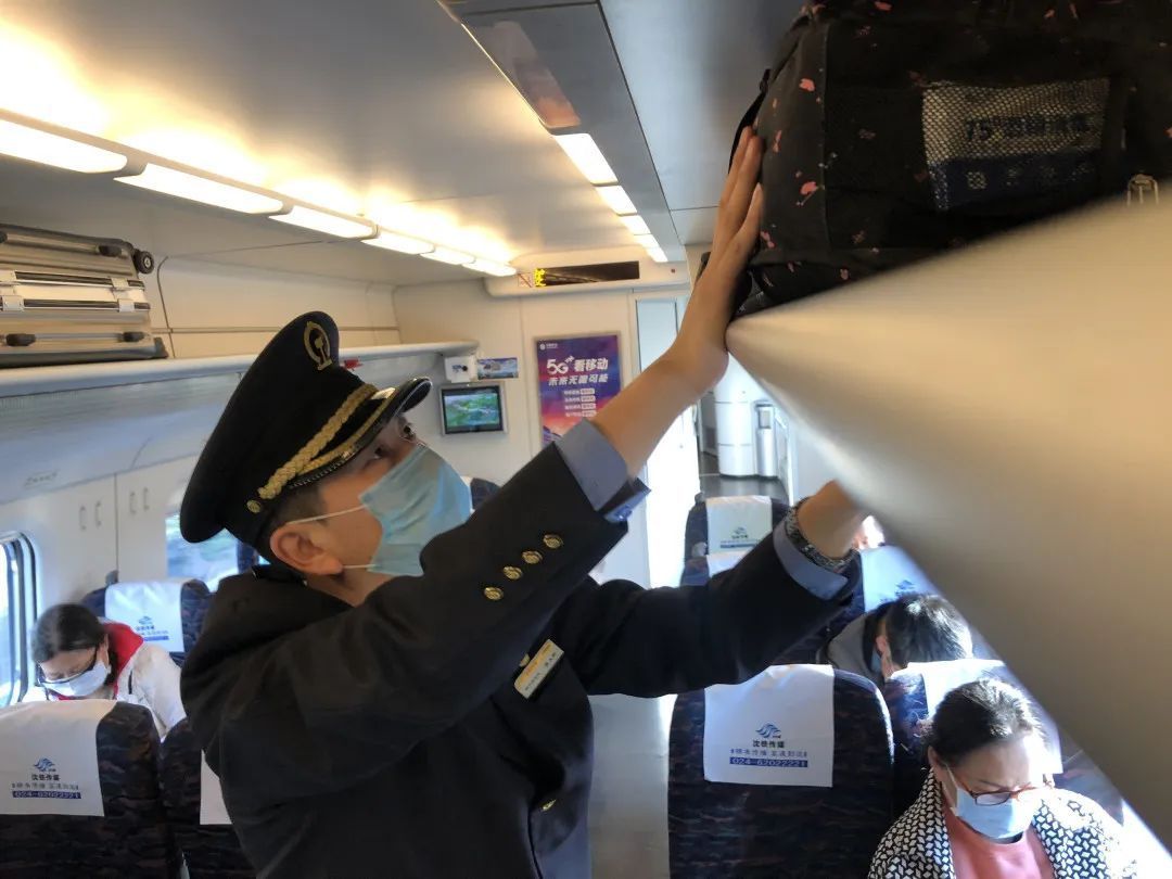 原来列车上的行李架是由多个行李架连接组合而成,相邻行李架的连接处