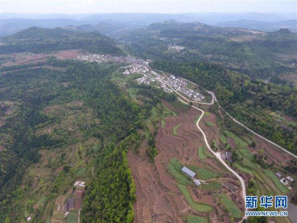 这是4月1日拍摄的龙台村易地扶贫搬迁聚居点和新整理出的土地(无人机