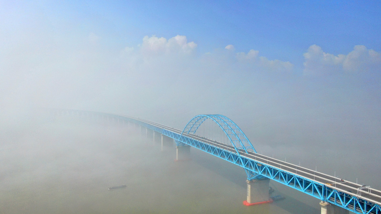 2020年5月17日,江苏南通,无人机航拍云雾缭绕中的沪通长江大桥.