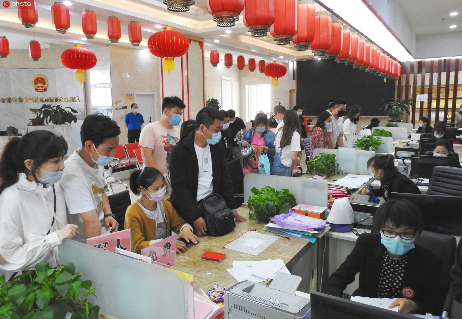百年一遇520 各地准新人排队登记结婚