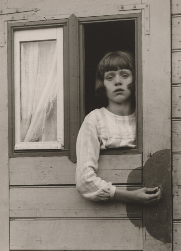 奥古斯特·桑德(august sander 1876-1964《马戏团大篷车里的年轻