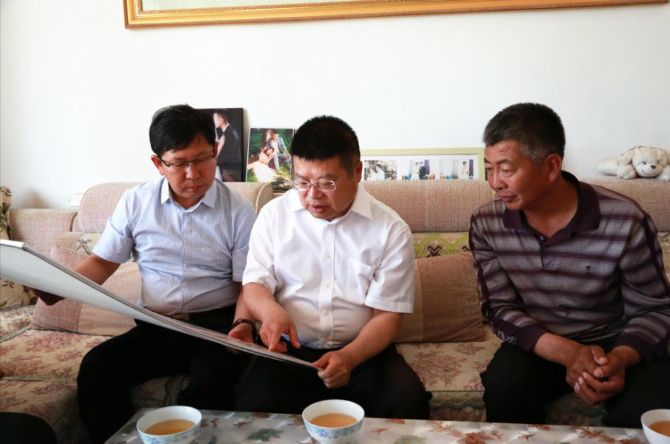辛晓瑞在城川镇巴彦希泊日嘎查脱贫户冯永岗家中调研
