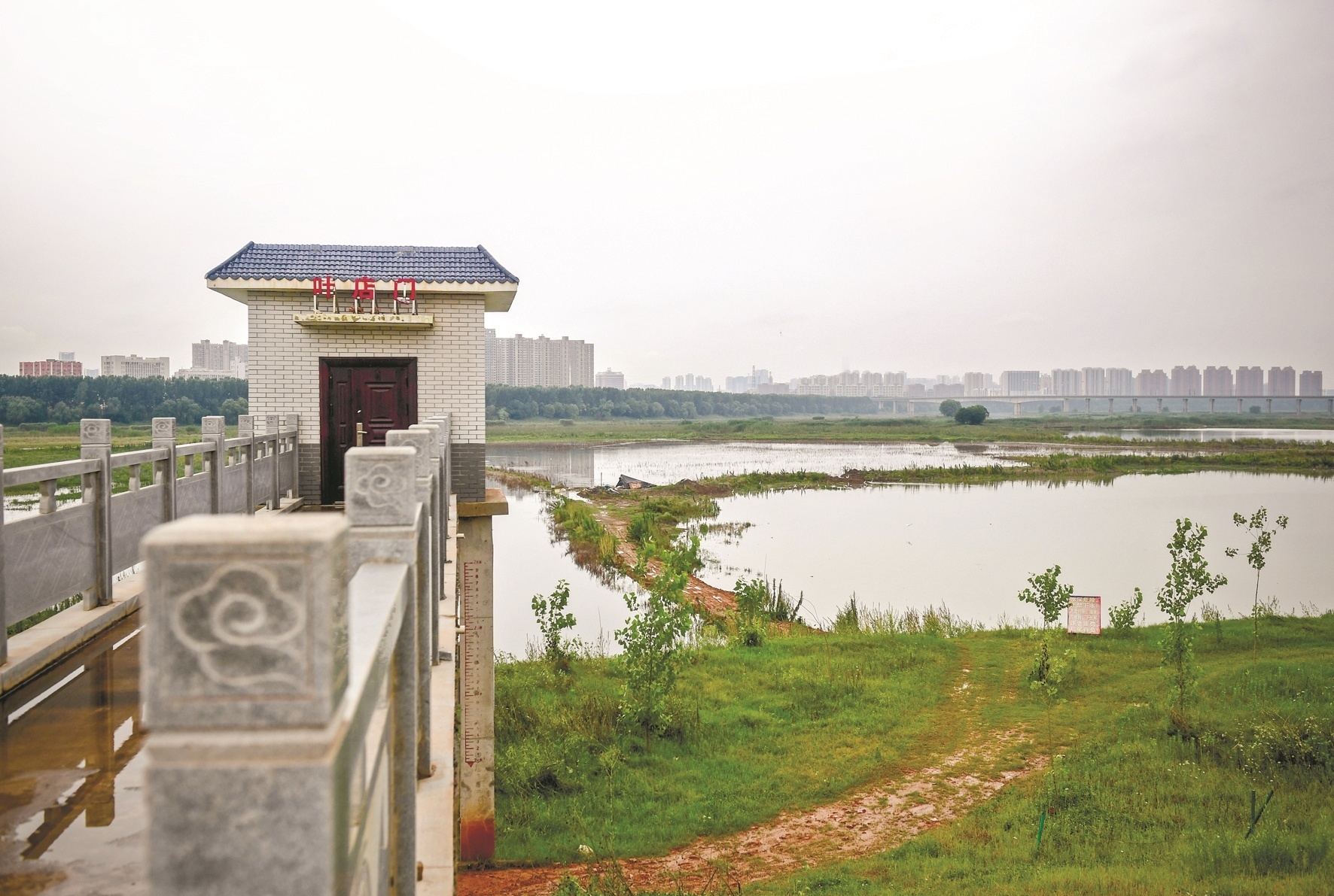 童家湖泵站正在抓紧施工后湖泵站的工人正在检查设备武昌东湖路抽排渍