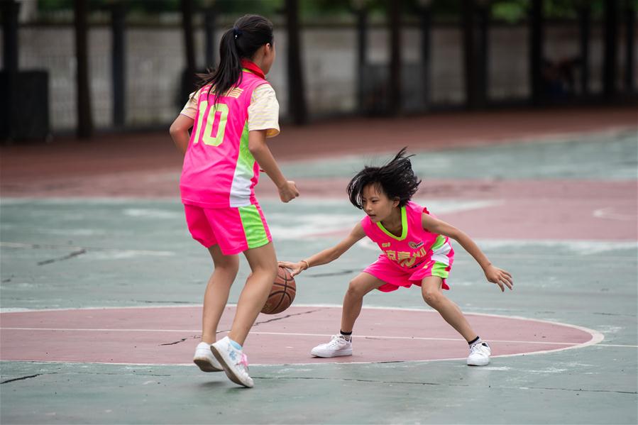 全民健身—山区小学的女子篮球队