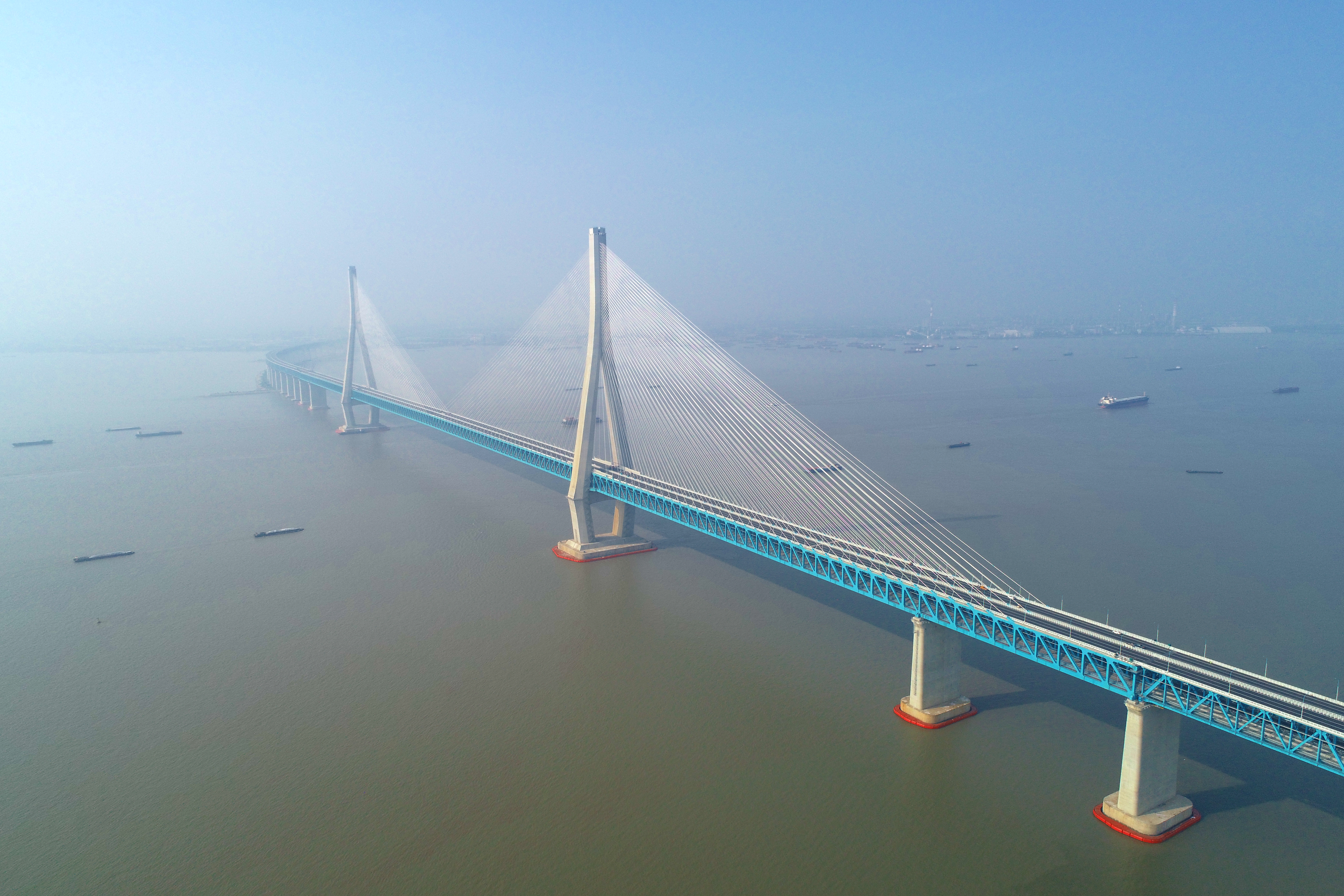 据介绍,沪苏通长江公铁大桥公路面采用华为5g新型微站覆盖,铁路面采用