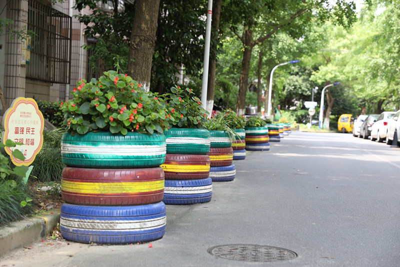 利用废旧轮胎改造美化小区环境为此,牛广成志愿创建"上海无废环保