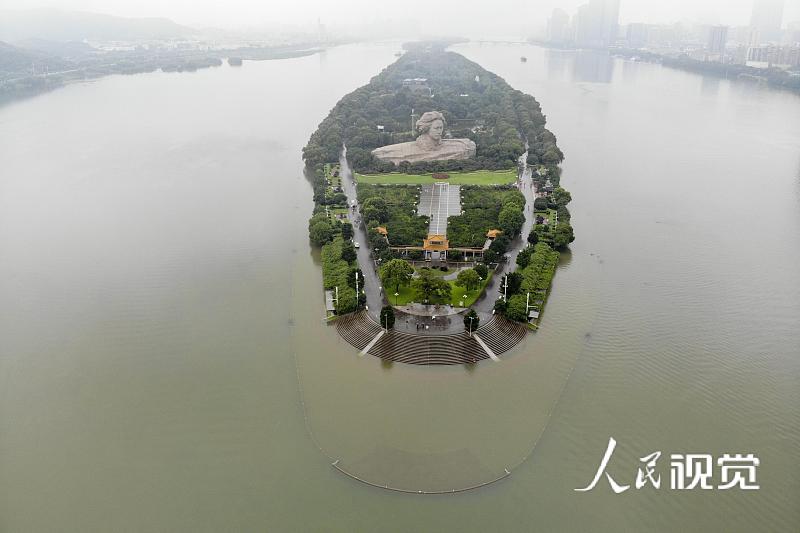 2020年7月10日,长沙橘子洲的亲水步道已被大水淹没. 人民视觉 图