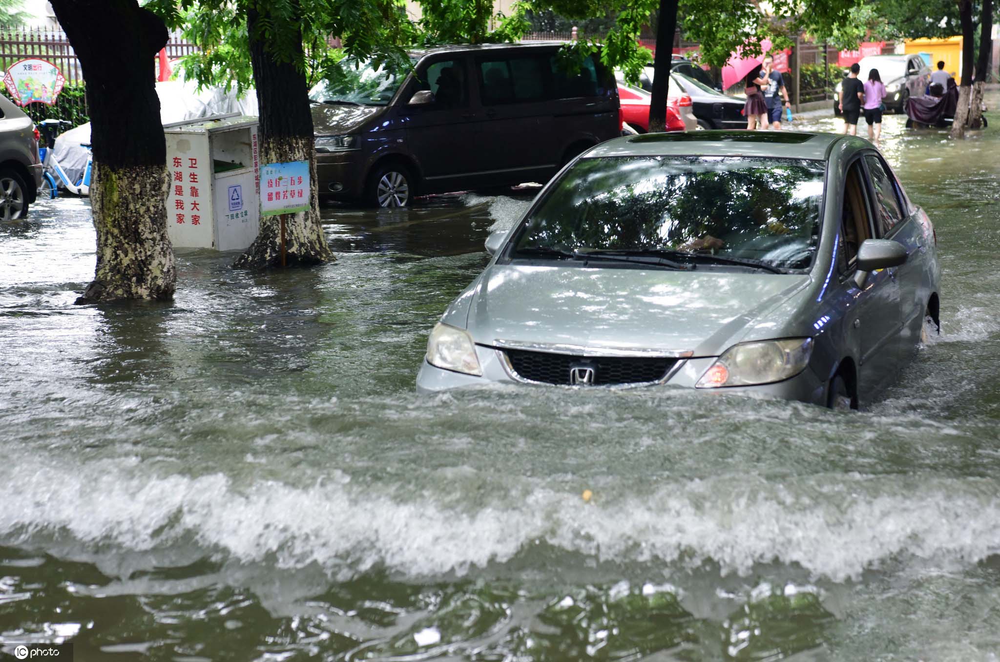 7月10日,南昌出现暴雨局部大暴雨,东湖区文教路,一辆小车水中行驶.