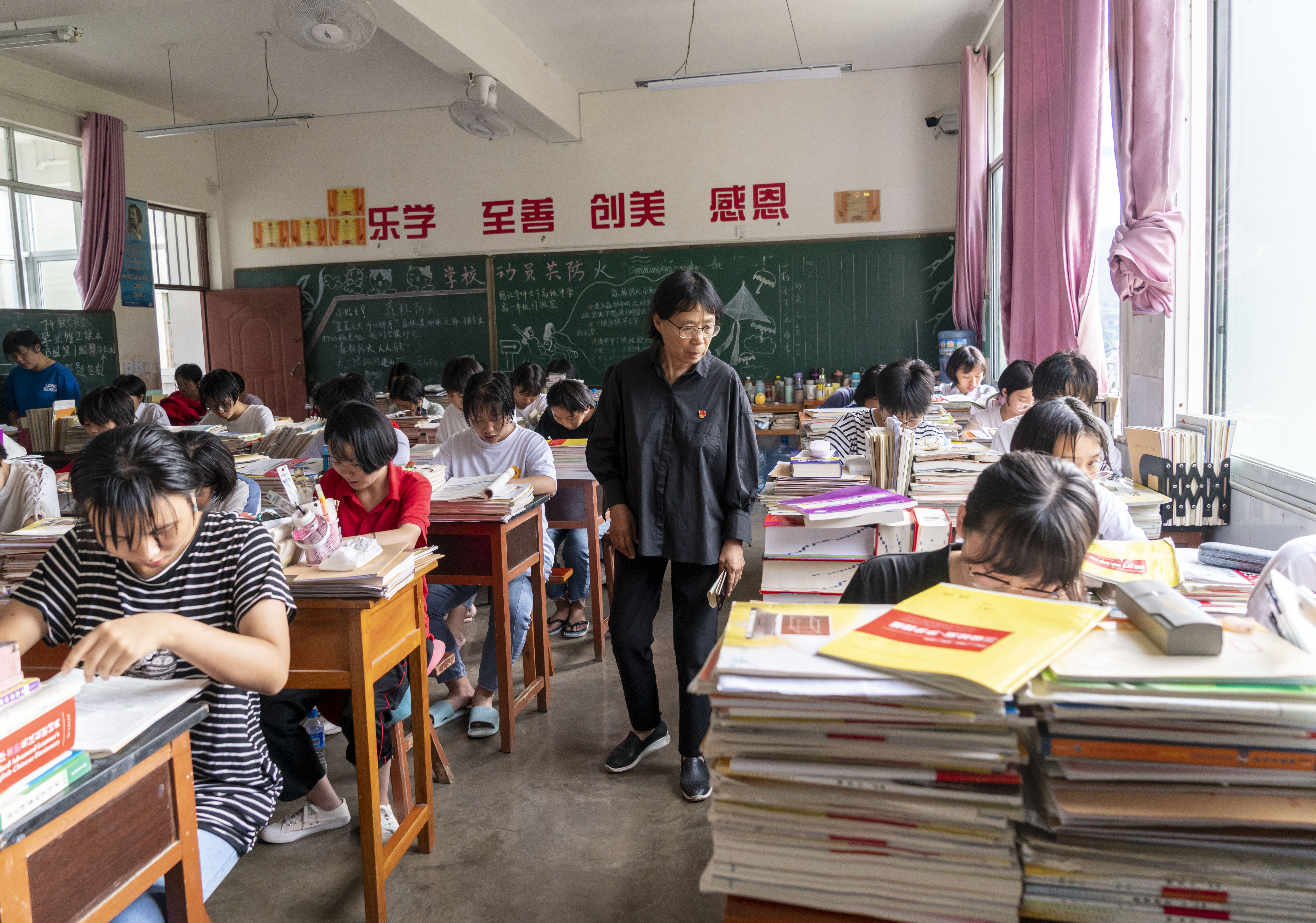 张桂梅在检查学生上课情况(7月4日摄.