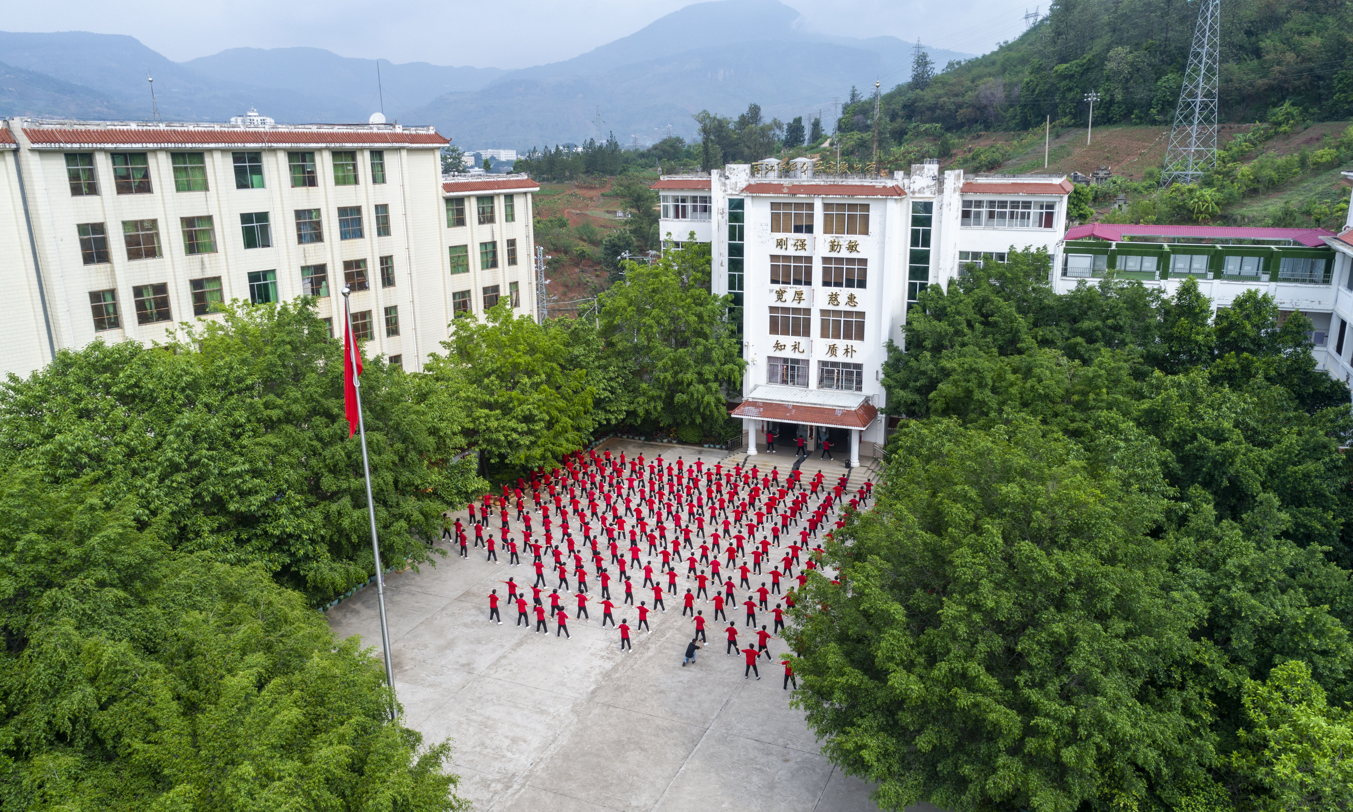 云南丽江华坪女子高级中学学生在做课间操(7月4日摄.