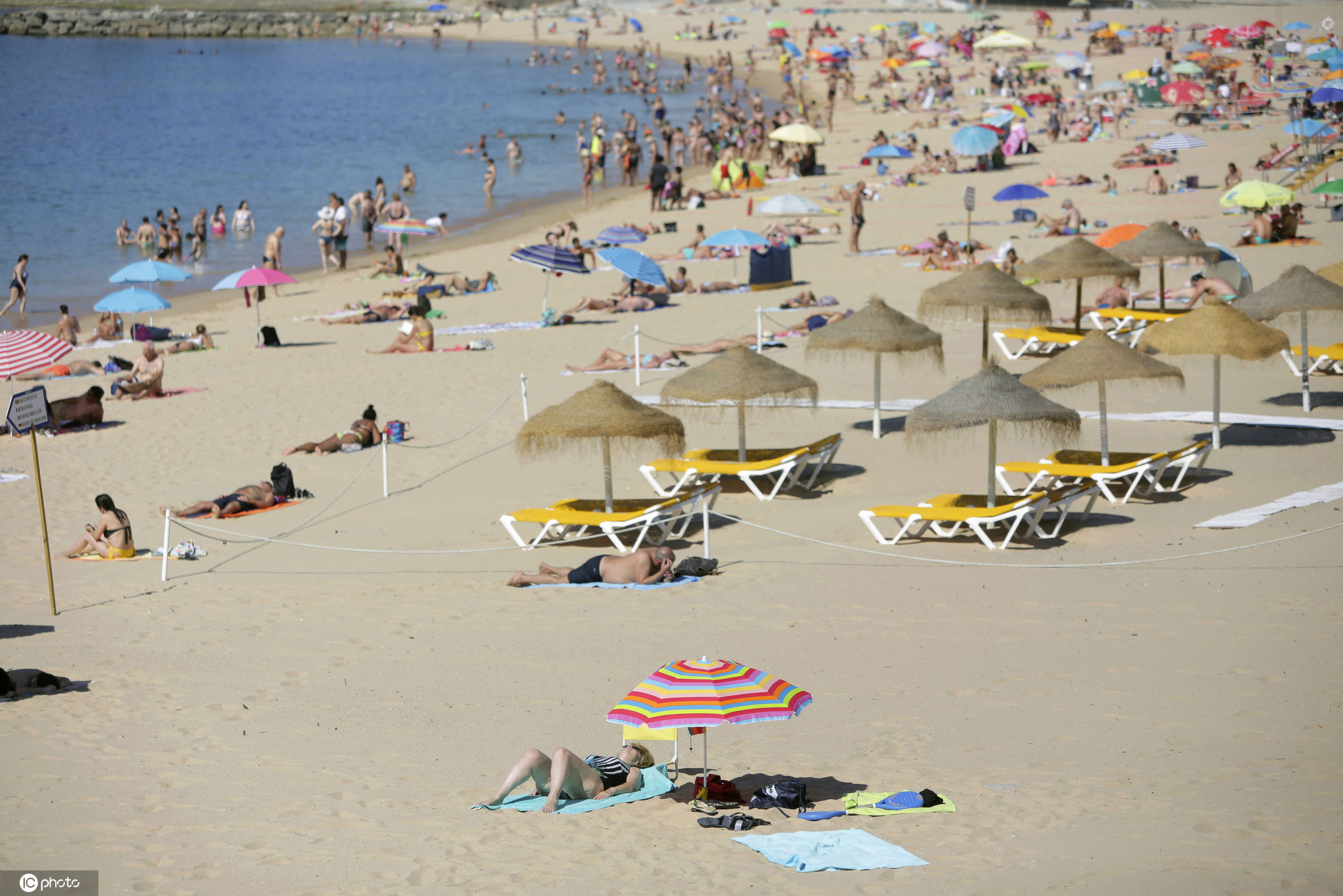 葡萄牙夏日天气炎热02民众海滩戏水晒日光浴