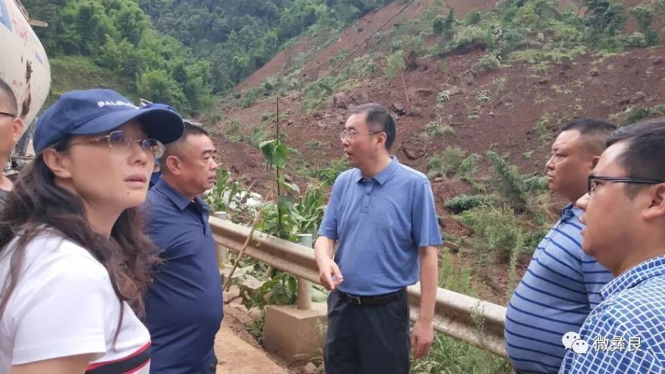 云南彝良县发生一起山体大面积崩塌事故,2人失联