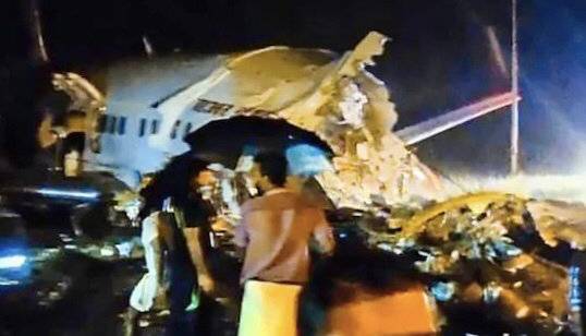 死亡2人重伤10人什么事故_印度载200人客机突发故障 17人重伤_核载9人实载64人