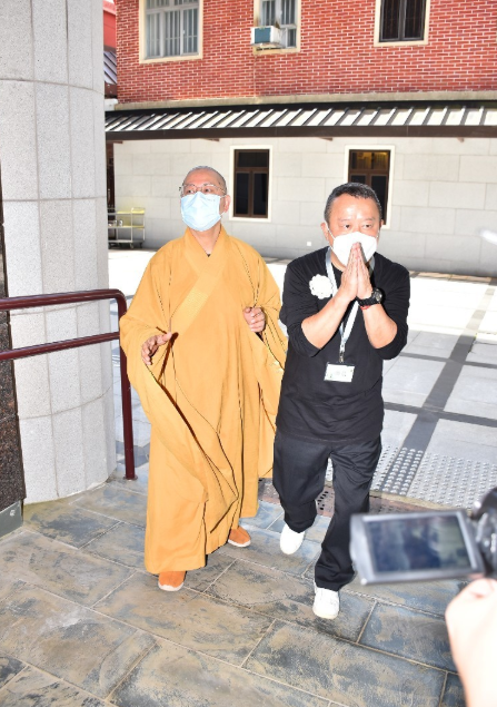 记者在大围宝福纪念馆守候,曾志伟安排一早举行送别仪式再往宝莲寺,一