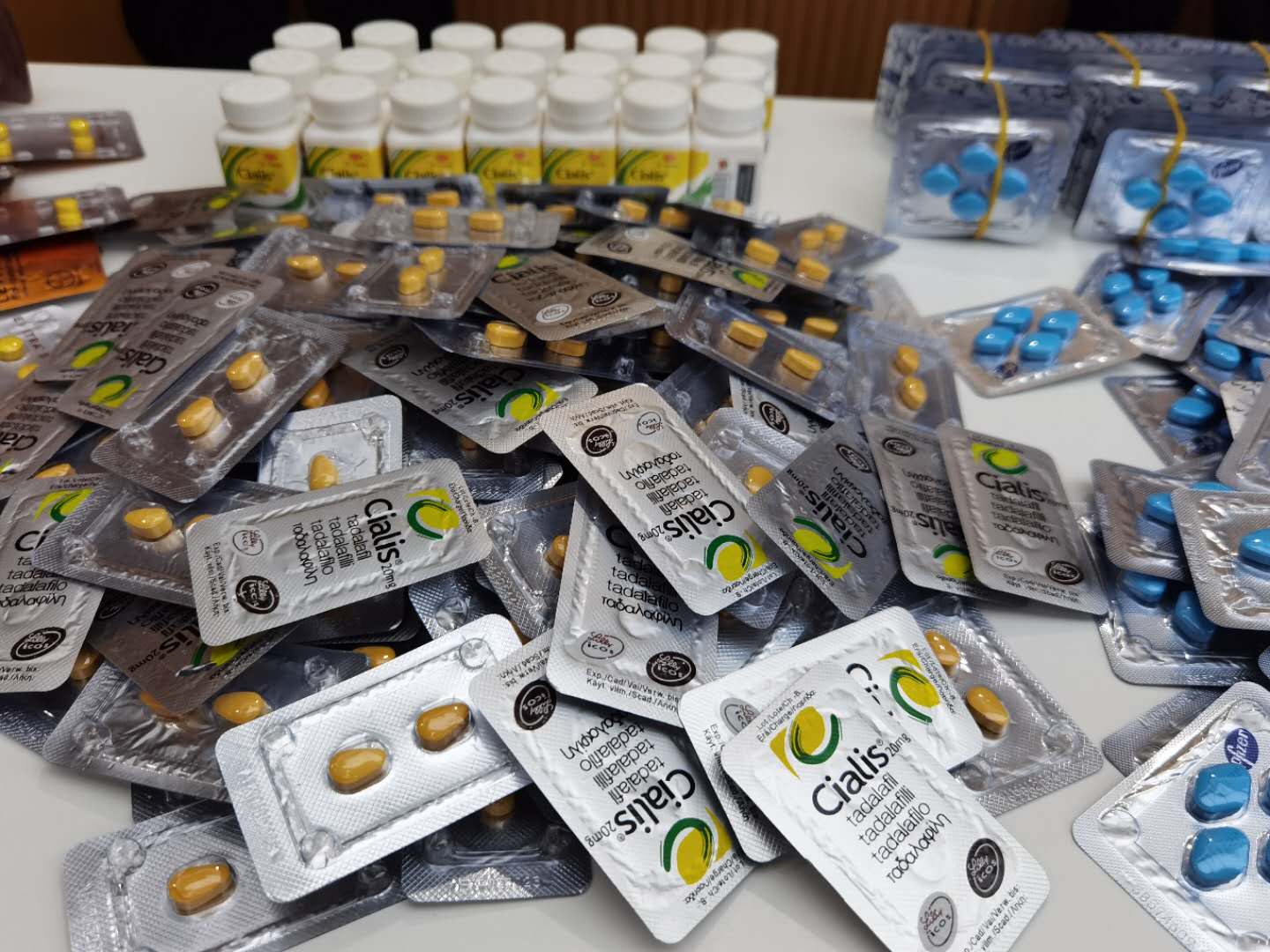 上海警方查获22万粒假冒性药 涉案2000余万元