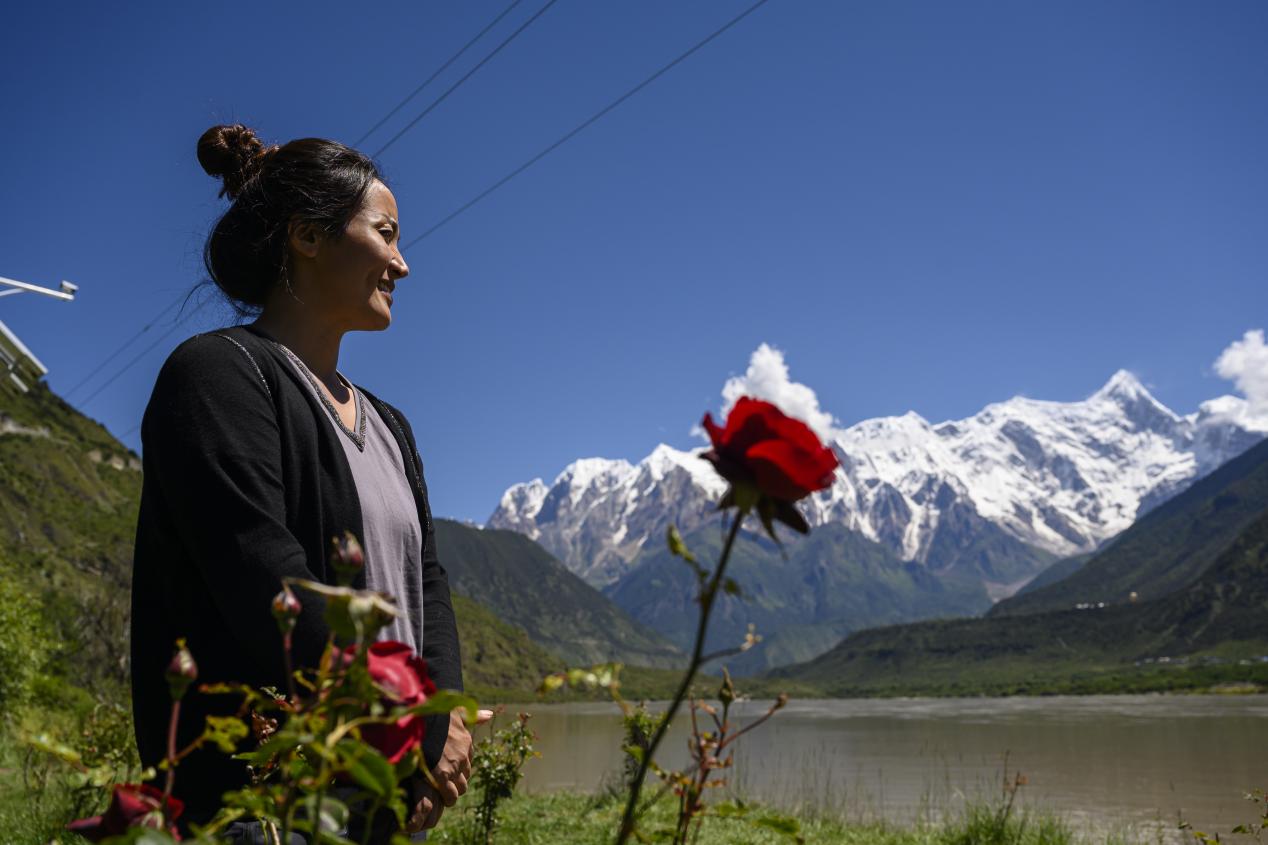 幸福花开新边疆|德吉旺姆圆梦吞白,雪山倒影处开民宿