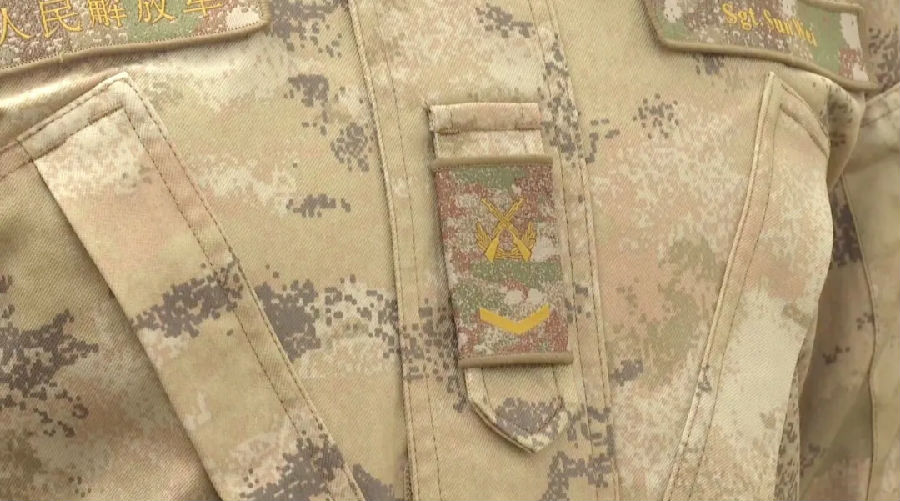 跟传统迷彩服的肩章,领章相比,散摆式沙漠迷彩采用胸章,更有利于在