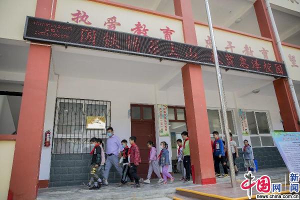 唐家坝小学的校长张东庆带领同学们走进宽敞明亮的教室.