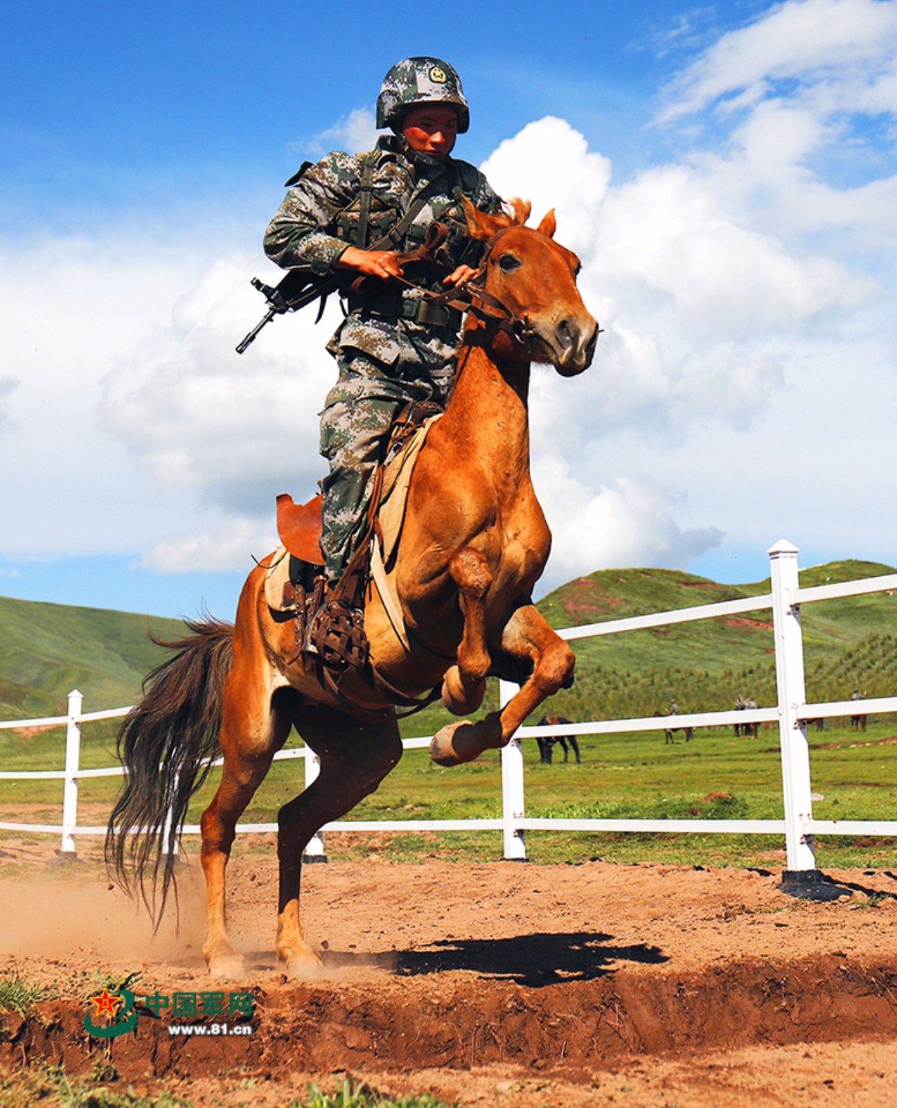 骑兵连进攻!实拍青藏高原骑兵连冲锋