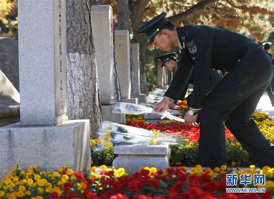 沈阳抗美援朝烈士陵园敬献花篮仪式上,部队官兵向志愿军烈士墓献花