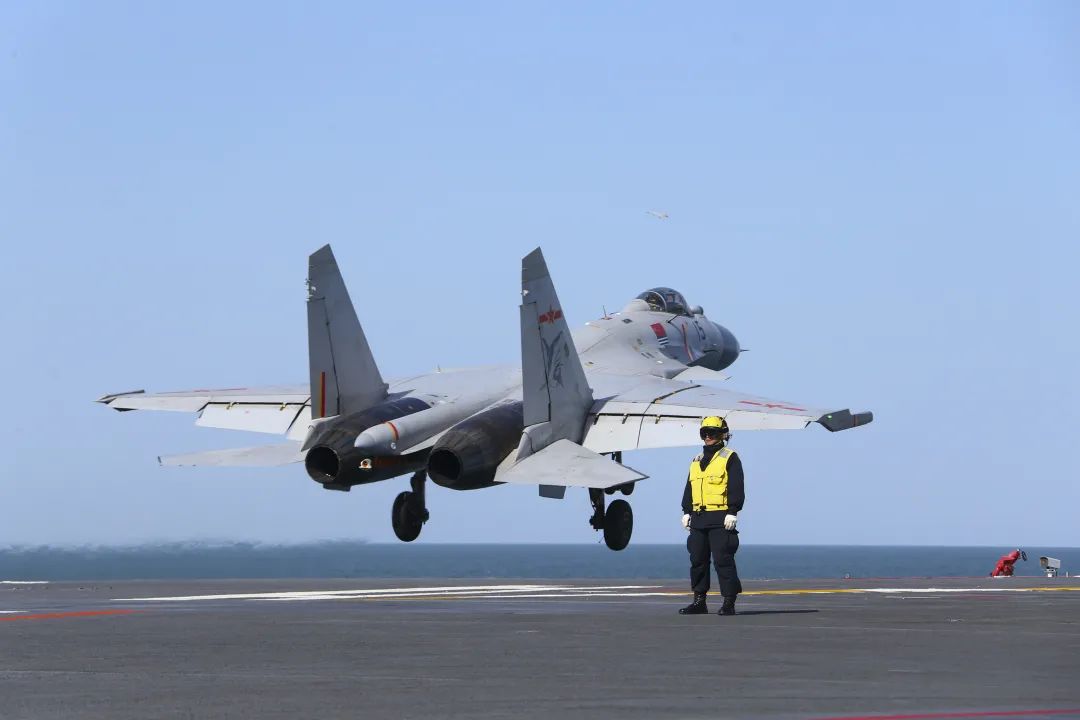 11月上旬,海军航空大学飞行学员驾驶歼-15舰载战斗机在辽宁舰滑跃起飞