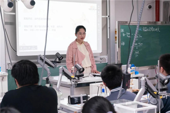 朱家角中学初元微老师,青浦一中黄深洵老师,青浦高级中学傅黎君老师