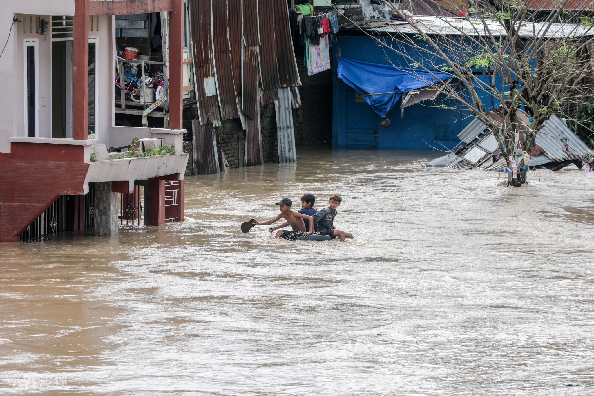 2020年12月5日,印尼北苏门答腊省棉兰,当地遭遇暴雨袭击形成洪涝灾害