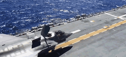 在如今美海军航母故障频出的当下,两栖攻击舰相反则能更快地做出部署