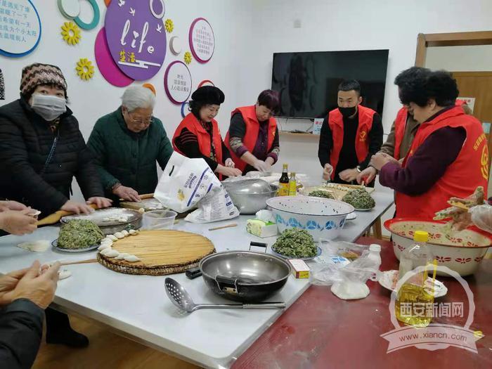 社区组织老人们聚在一起包饺子