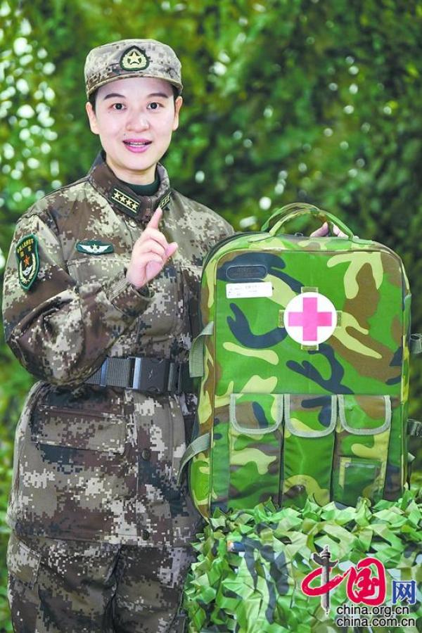 陆军第三届"四有"新时代革命军人标兵单东升(右二.