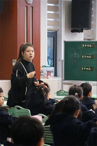 唐镇小学的沈丽阳老师通过巧妙问题一步一步引导学生感受"英子"从自卑