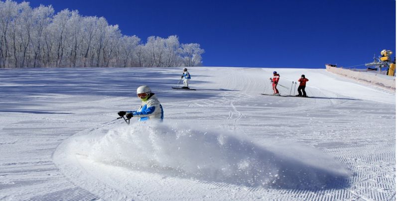 预计2020-2021冰雪季,中国冰雪休闲旅游人次将达2.3亿人次.