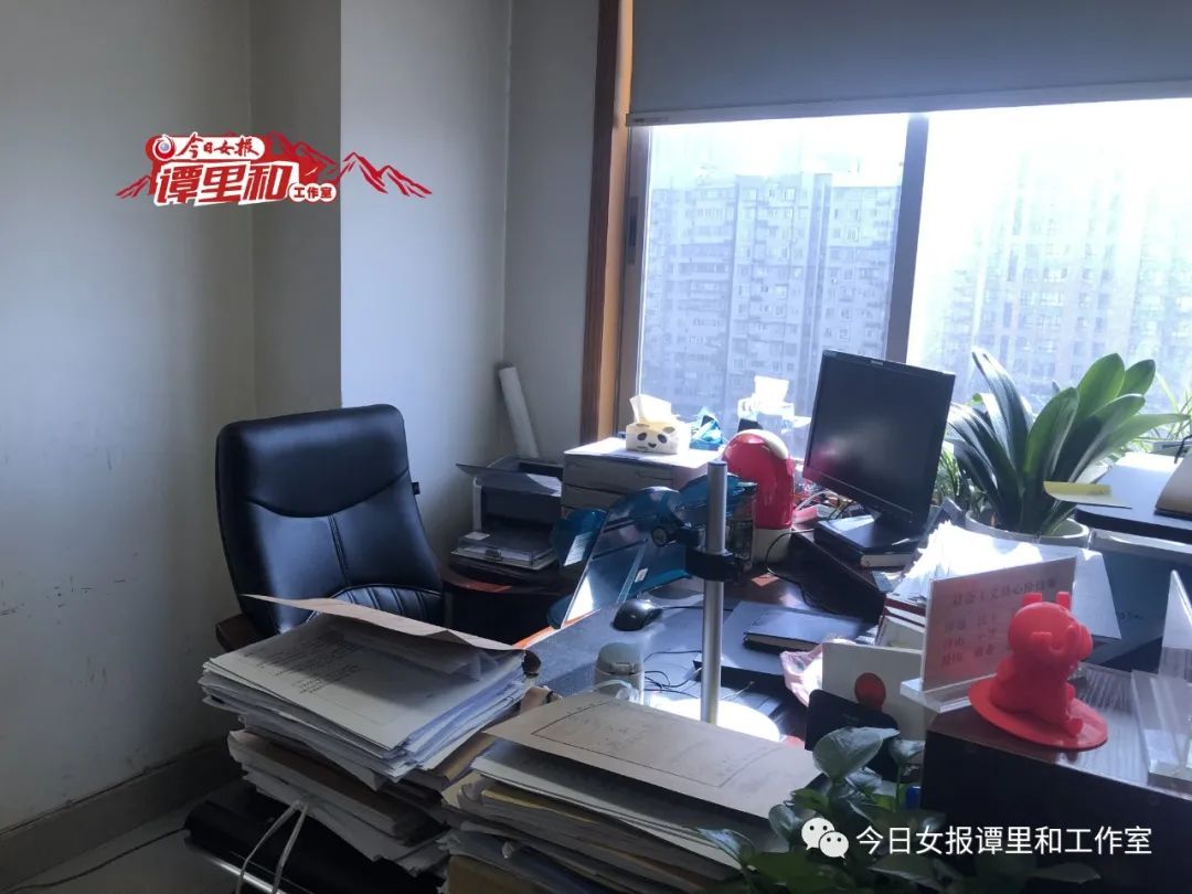 阳光洒在周春梅生前的办公桌上,案卷成堆