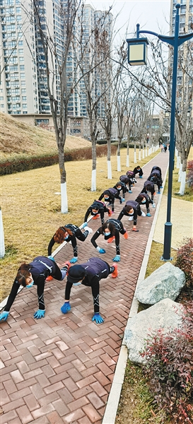 古城市民组团模仿动物爬行健身走红网络 专家:确有益处 量力而行