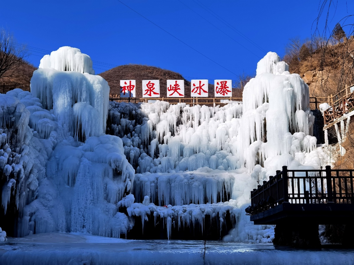 冰瀑 游客宛若徜徉冰雪童话世界2021年1月29日,北京门头沟,神泉峡风景