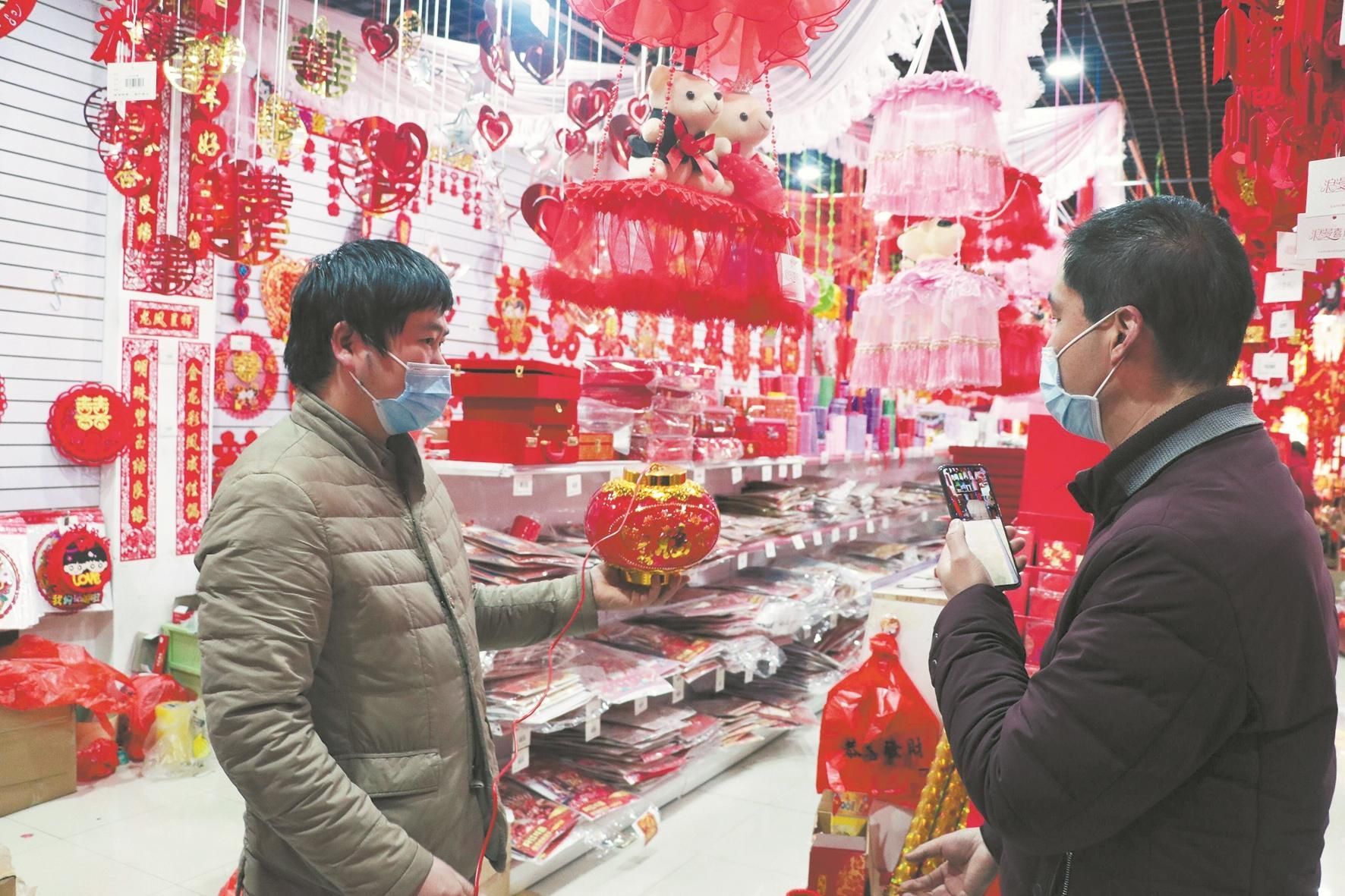 喜庆用品批发个体户:灯笼春联热卖 今年的年味更浓