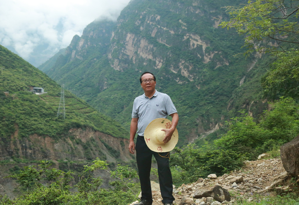 脱贫攻坚 奋进力量|王永贵"针"功夫绣出凉山"脱贫花"