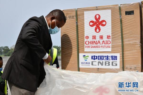 中国援助非洲国家首批新冠疫苗运抵赤道几内亚[组图]