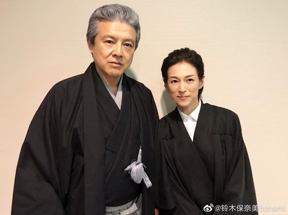 2月13日,铃木保奈美在微博晒了三年前和三浦友和在拍摄《唐探3》时的