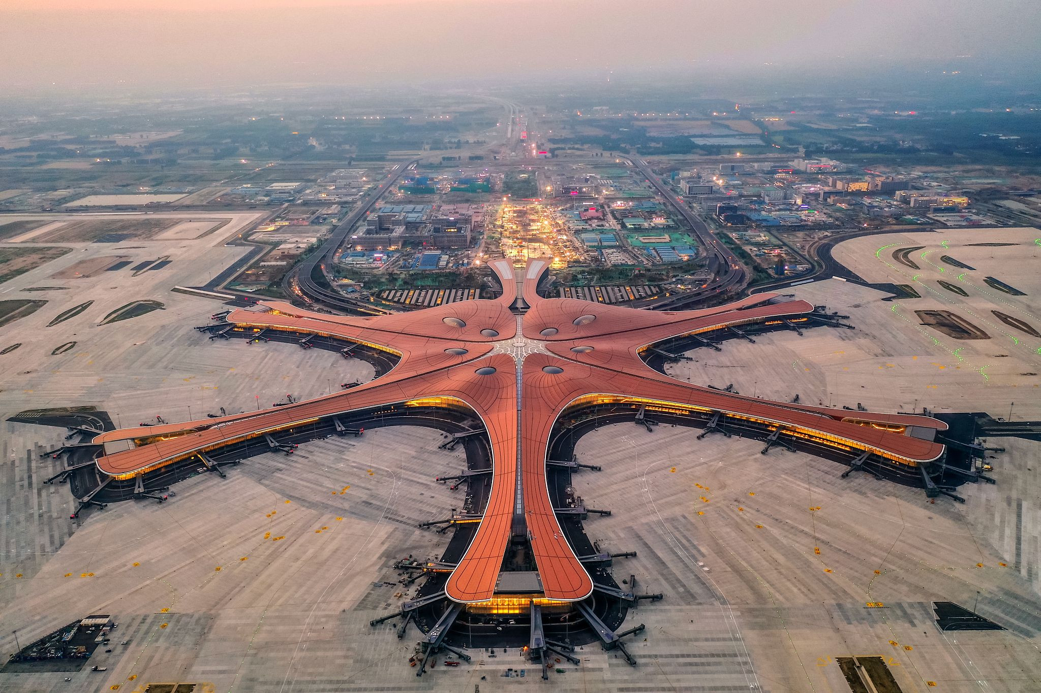 北京大兴机场航站楼全景图.(来源:视觉中国)