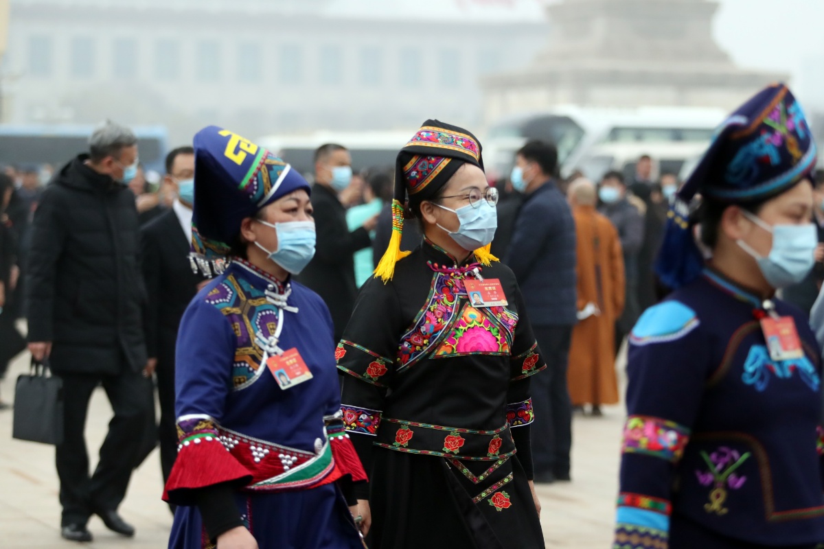 2021全国两会:少数民族女性代表委员成为人民大会堂前