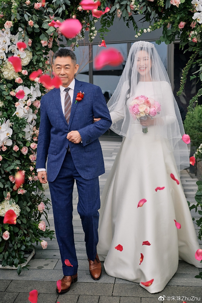 朱珠晒婚礼现场照 穿婚纱牵手老公幸福十足