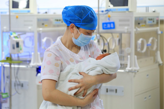 2020年5月11日,贵州省余庆县人民医院新生儿科护士长冉晴在护理新生儿