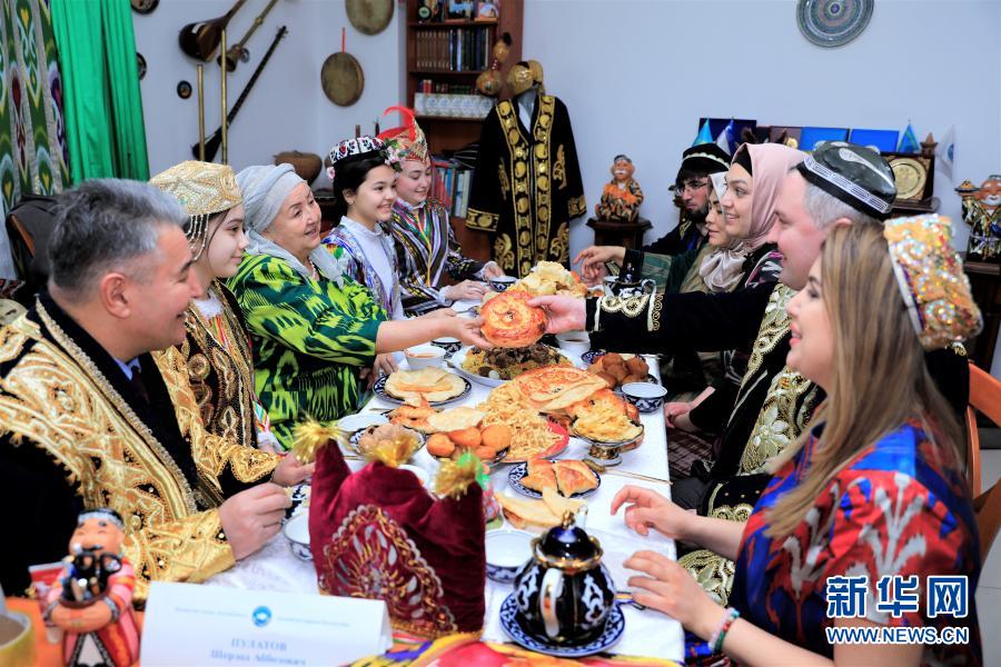 3月19日,哈萨克斯坦民众在努尔苏丹身着民族服饰聚会,庆祝即将到来的