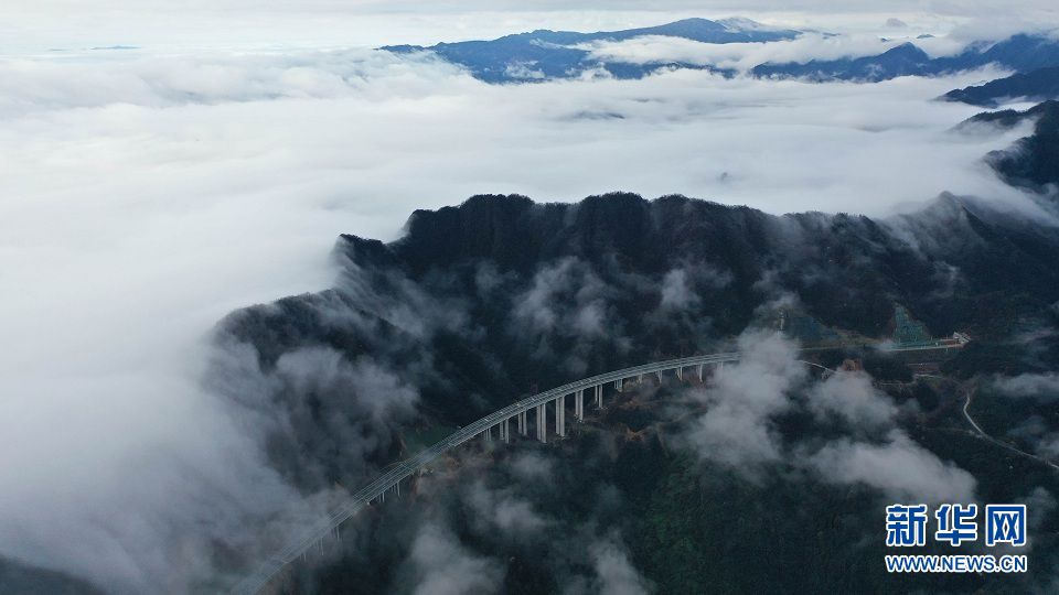 沿着高速看中国丨一个武陵山区贫困县的变化