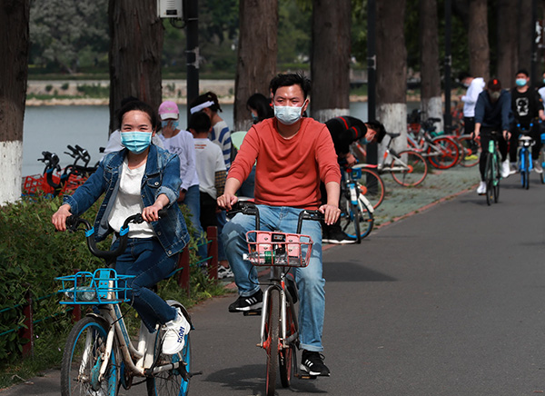 武汉市民在东湖绿道骑共享单车.人民视觉 资料图