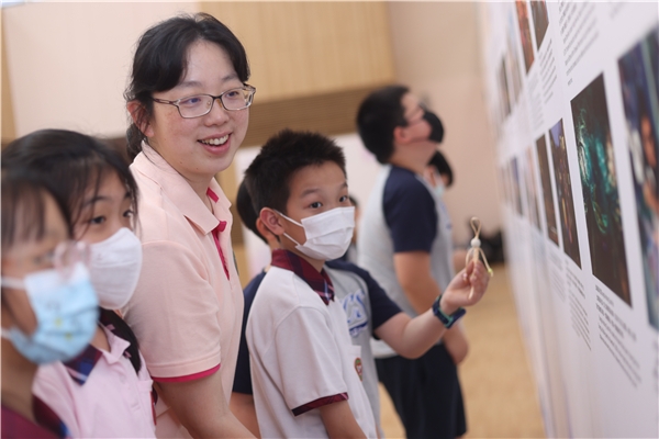 参观上海文旅图片展上海台商子女学校校长陈俊男表示:"参加有趣味,有